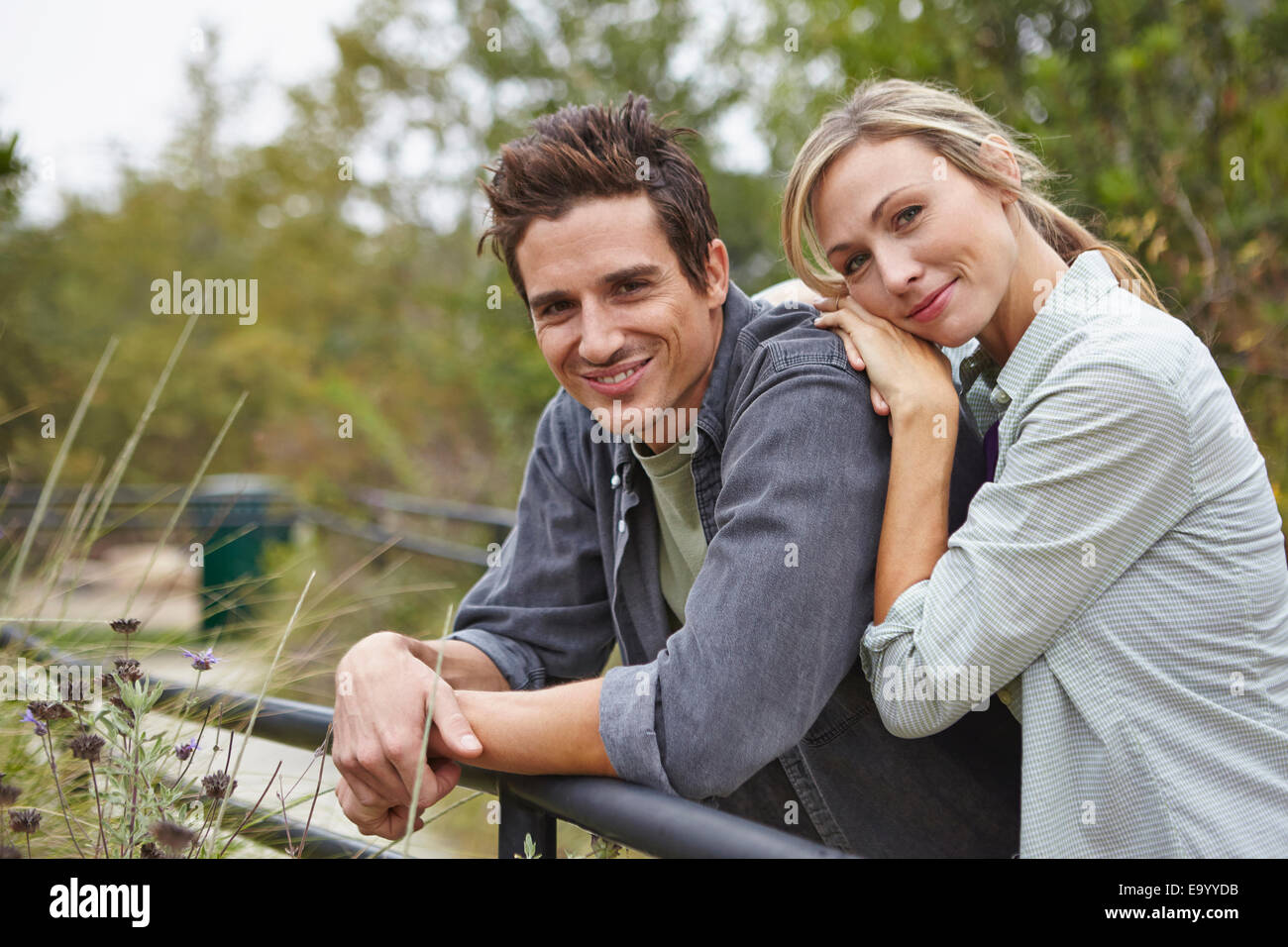 Heureux couple in park Banque D'Images