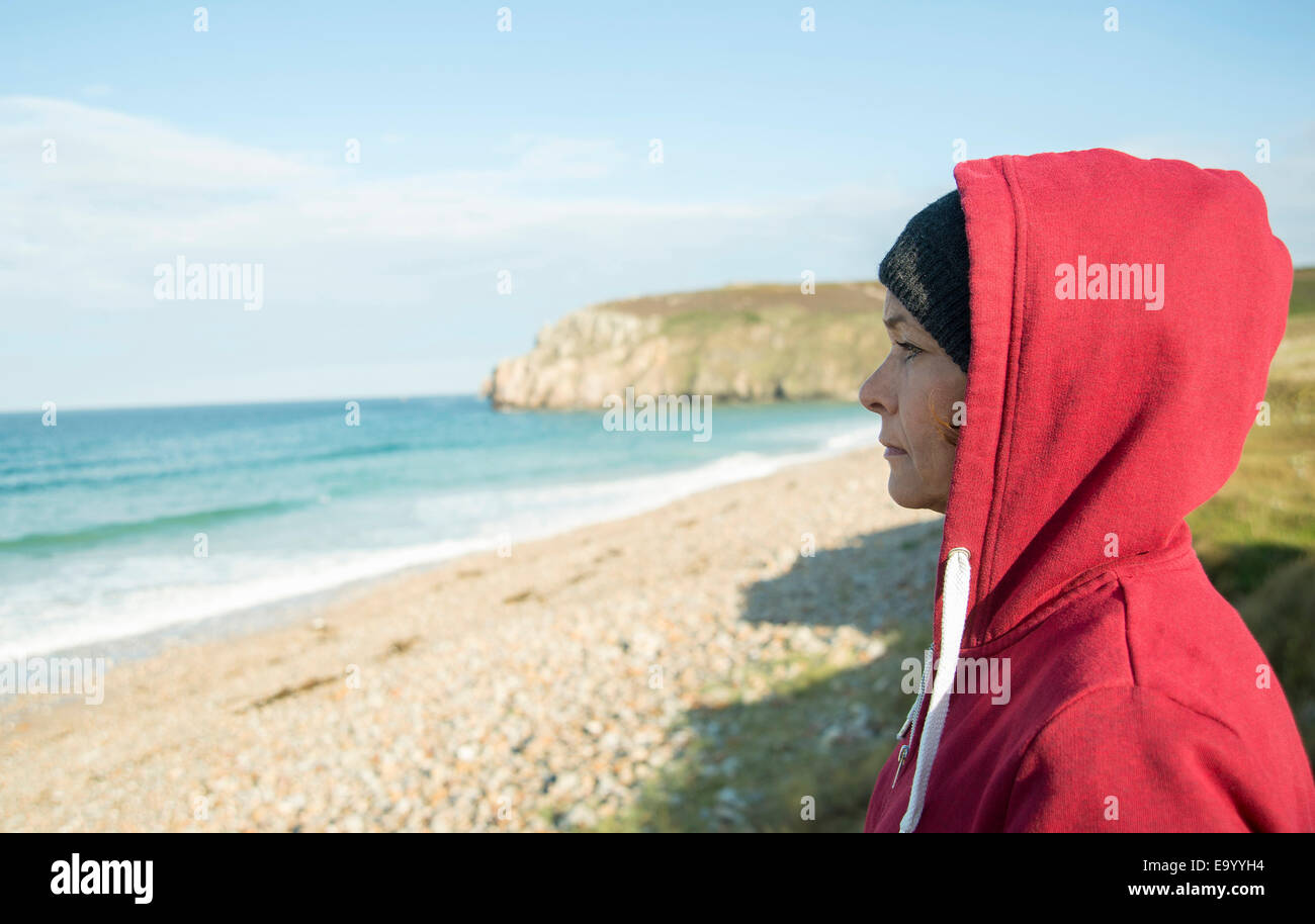 Close up of young woman gazing at sur la mer, Camaret-sur-mer, Bretagne, France Banque D'Images