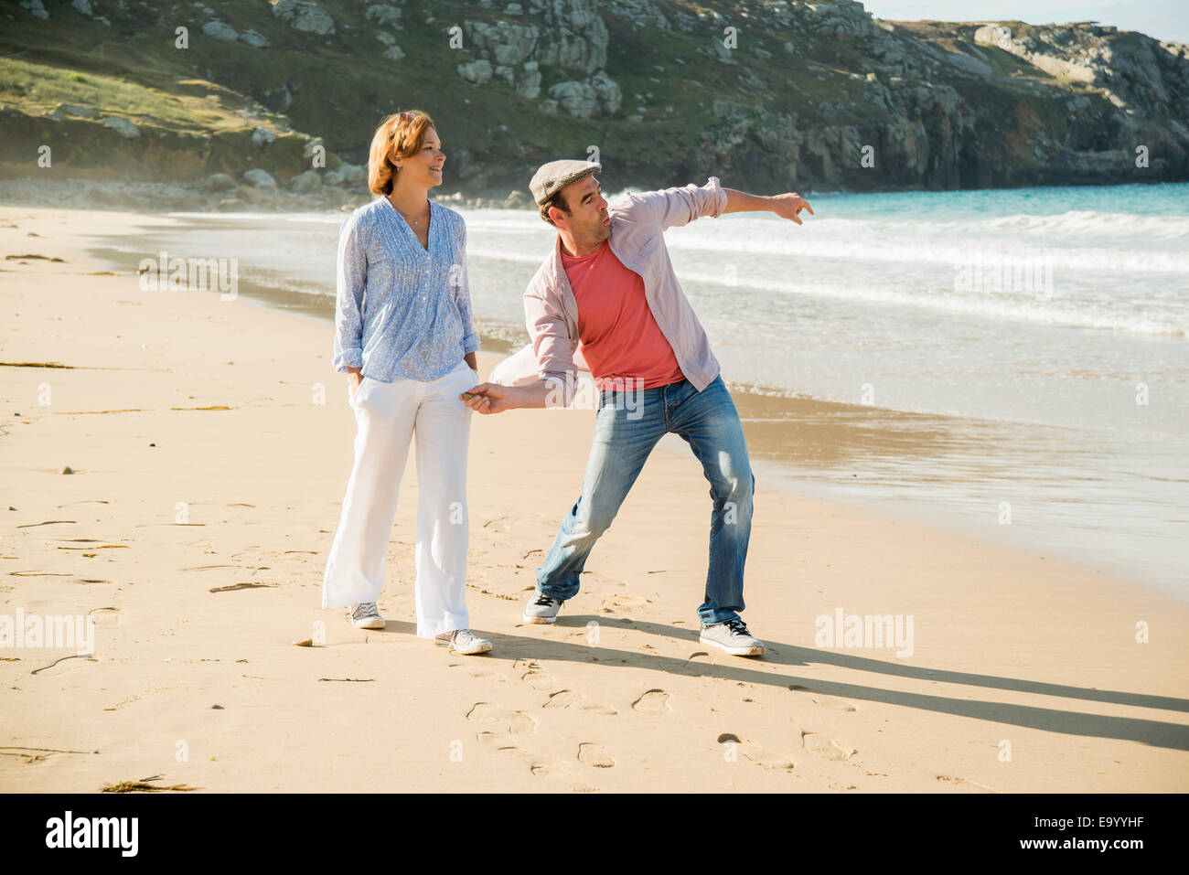 D'âge mûr de jeter des cailloux dans la mer, Camaret-sur-mer, Bretagne, France Banque D'Images