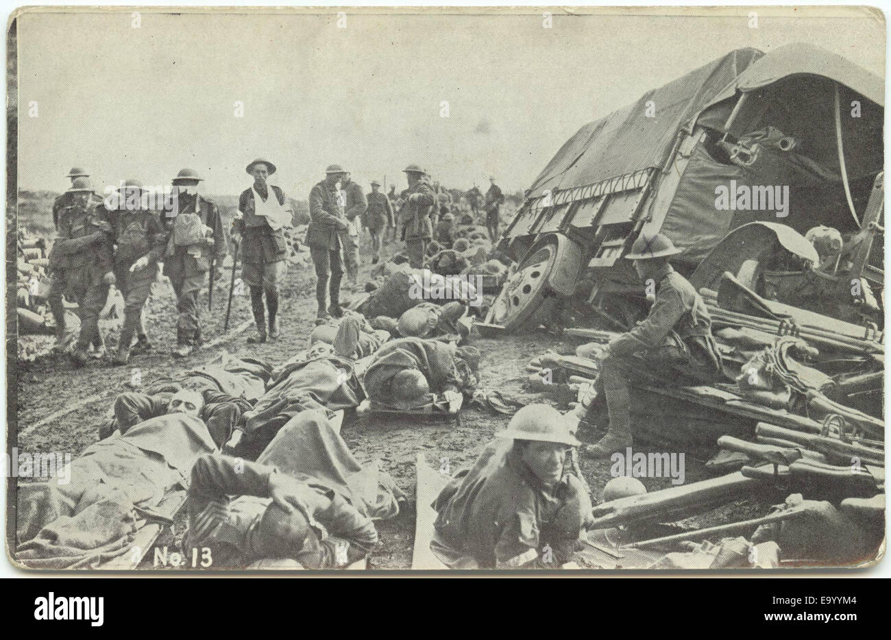 Nos garçons à l'avant. No.13 Après la bataille. Scène sur la route de Menin. Blessés en attente d'être prises pour le poste de secours. Photo officielle nos garçons à l'avant n13 après la scène de bataille 14830534901 o Banque D'Images