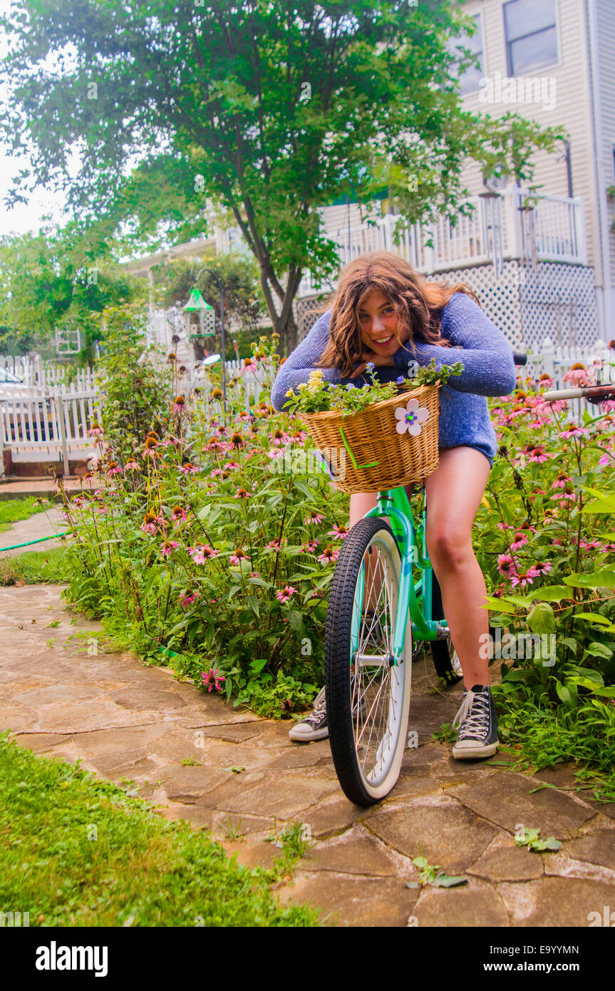 Portrait de jeune fille adolescente à bicyclette, à l'extérieur Banque D'Images