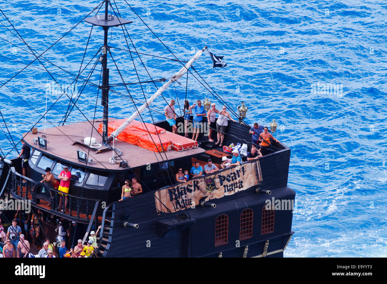 Le 'Black Pearl' partie bateau de croisière au Cap Greco à partir de ci-dessus. Ayia Napa, Chypre Banque D'Images