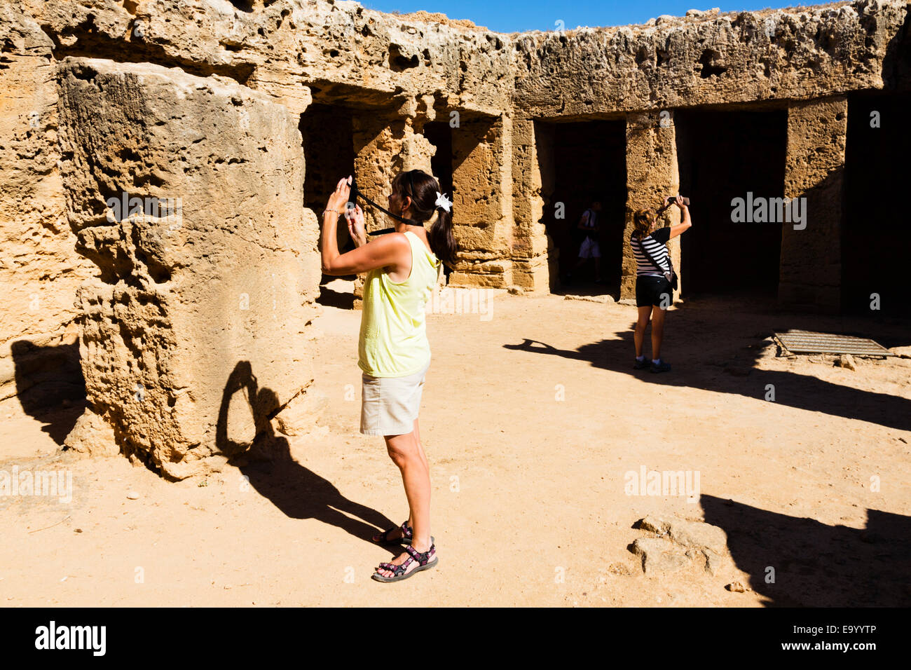 Les femmes qui prennent des photos des Tombeaux des Rois, Paphos, Chypre. Banque D'Images