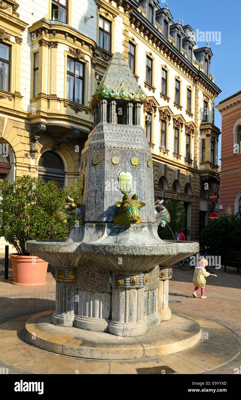 Tête de taureau, Vilmos Zsolnay fountain memorial. Hongrie Pecs Baranya county South Transdanubia. Vue générale. Banque D'Images