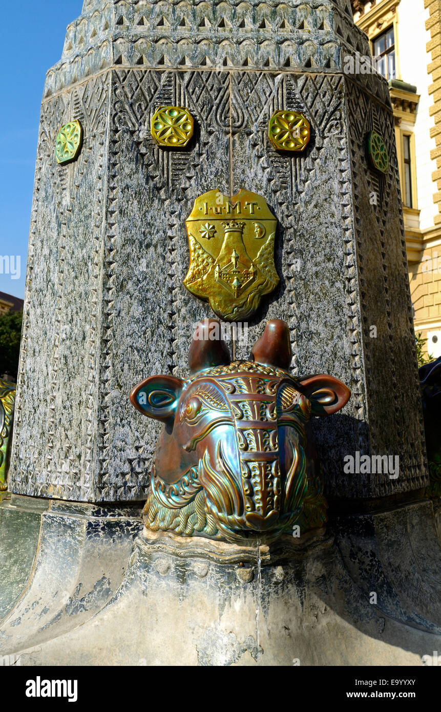 Tête de taureau, Vilmos Zsolnay fountain memorial. Hongrie Pecs Baranya county South Transdanubia. Détail avec blason de la T Banque D'Images