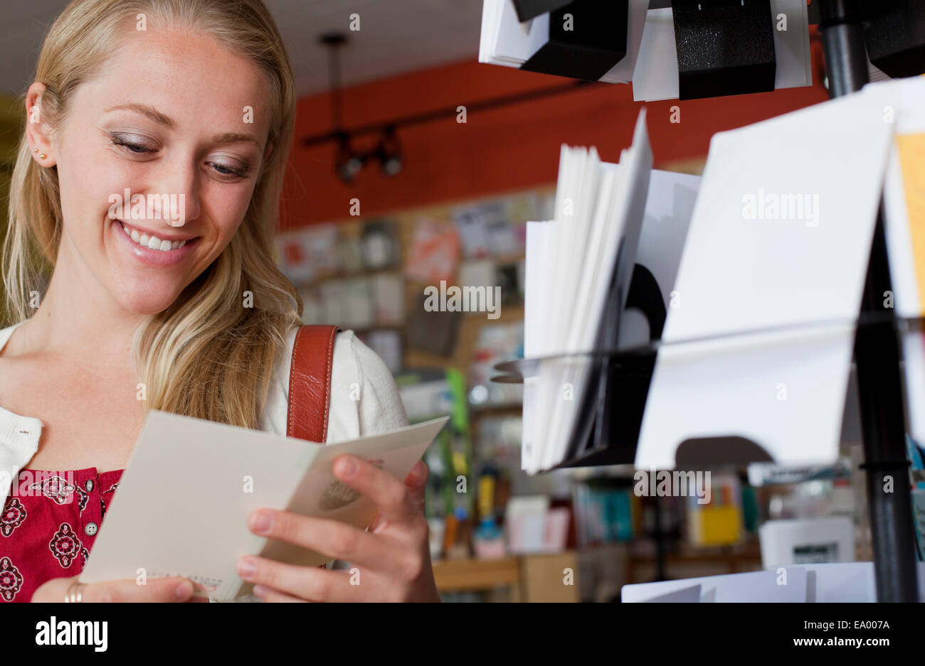 À la clientèle féminine à carte de voeux dans la papeterie shop Banque D'Images À la clientèle féminine à carte de voeux dans la papeterie shop Banque D'Images