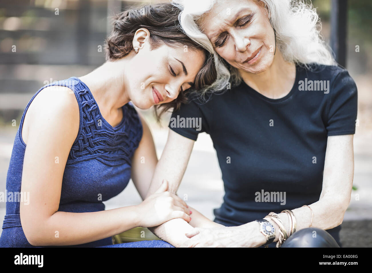 Jeune femme partager moment de tendresse avec son mentor Banque D'Images