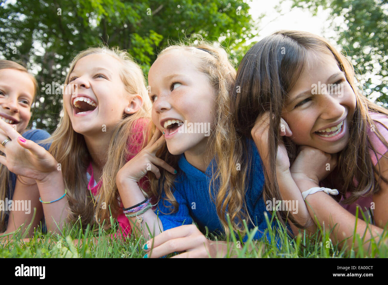 Friends lying on grass Banque D'Images