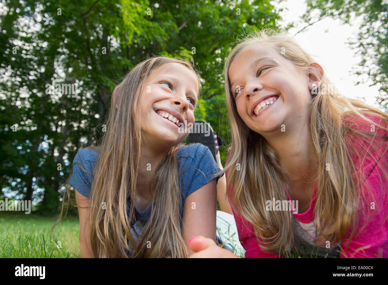 Friends lying on grass Banque D'Images