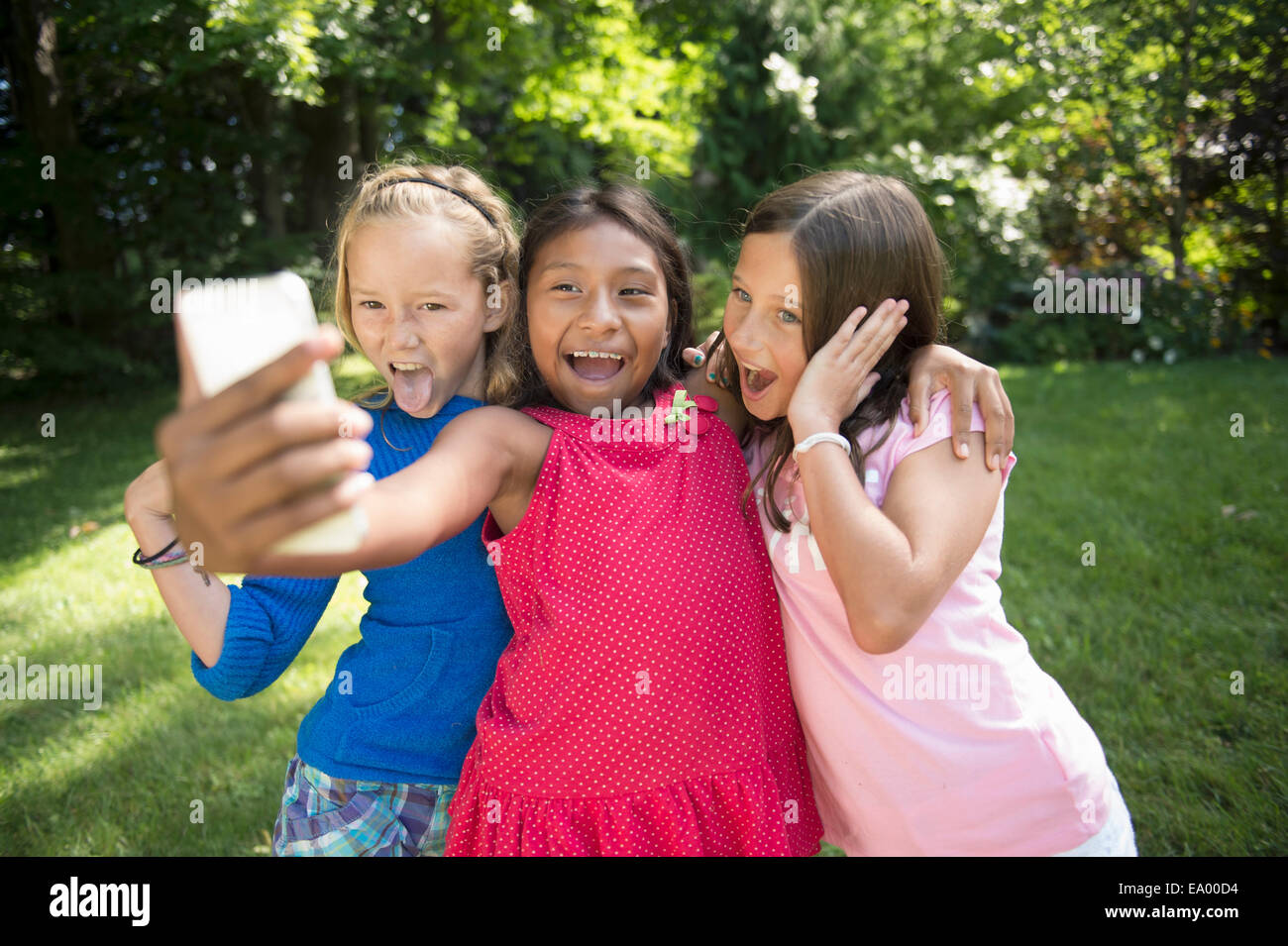 Les jeunes filles qui en selfies jardin Banque D'Images