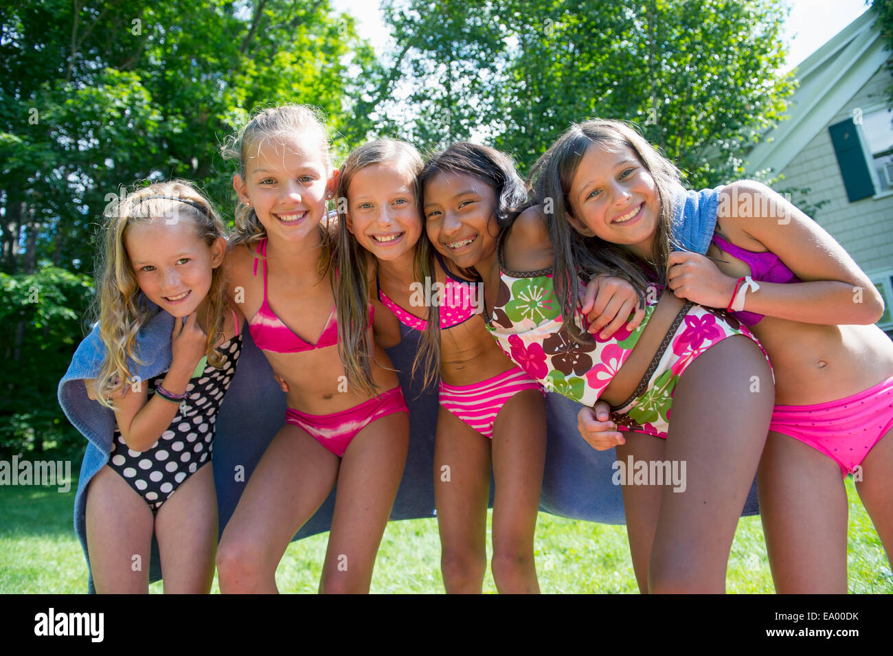 Fille de 11 ans en bikini Banque de photographies et d'images à haute  résolution - Alamy