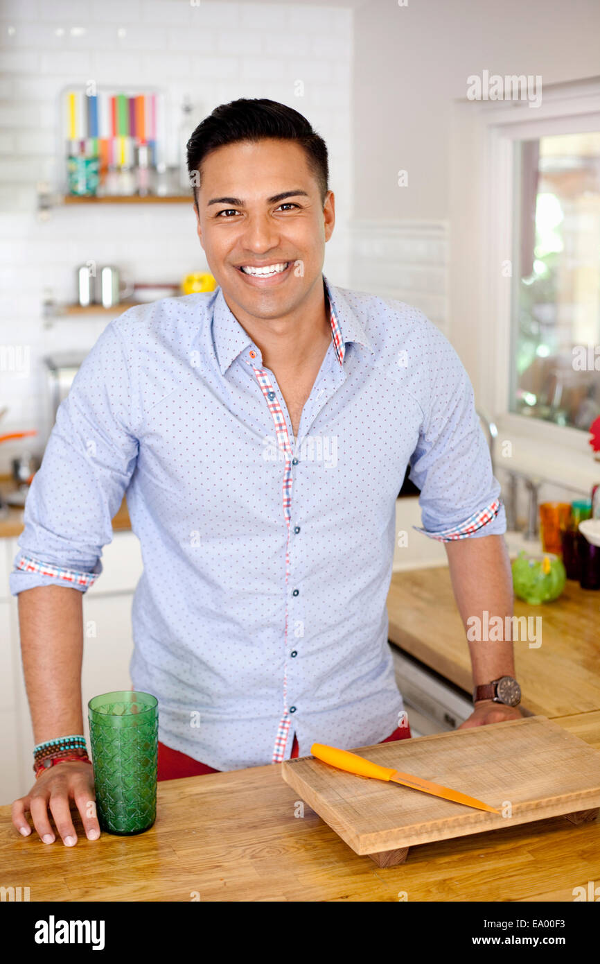 Mid adult man in kitchen, portrait Banque D'Images