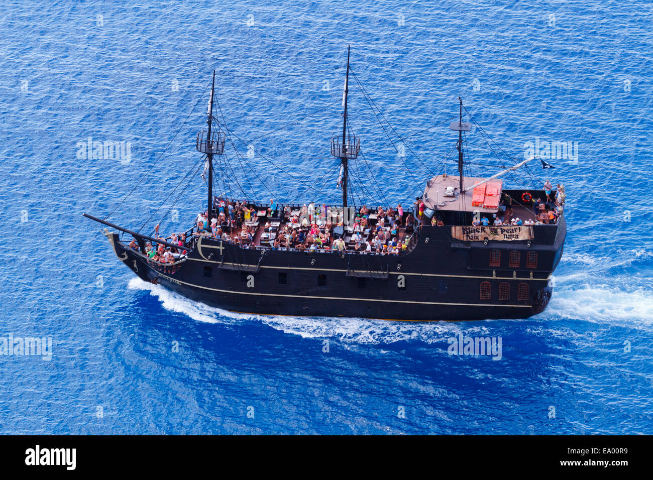 Le 'Black Pearl' partie bateau de croisière au Cap Greco à partir de ci-dessus. Ayia Napa, Chypre Banque D'Images