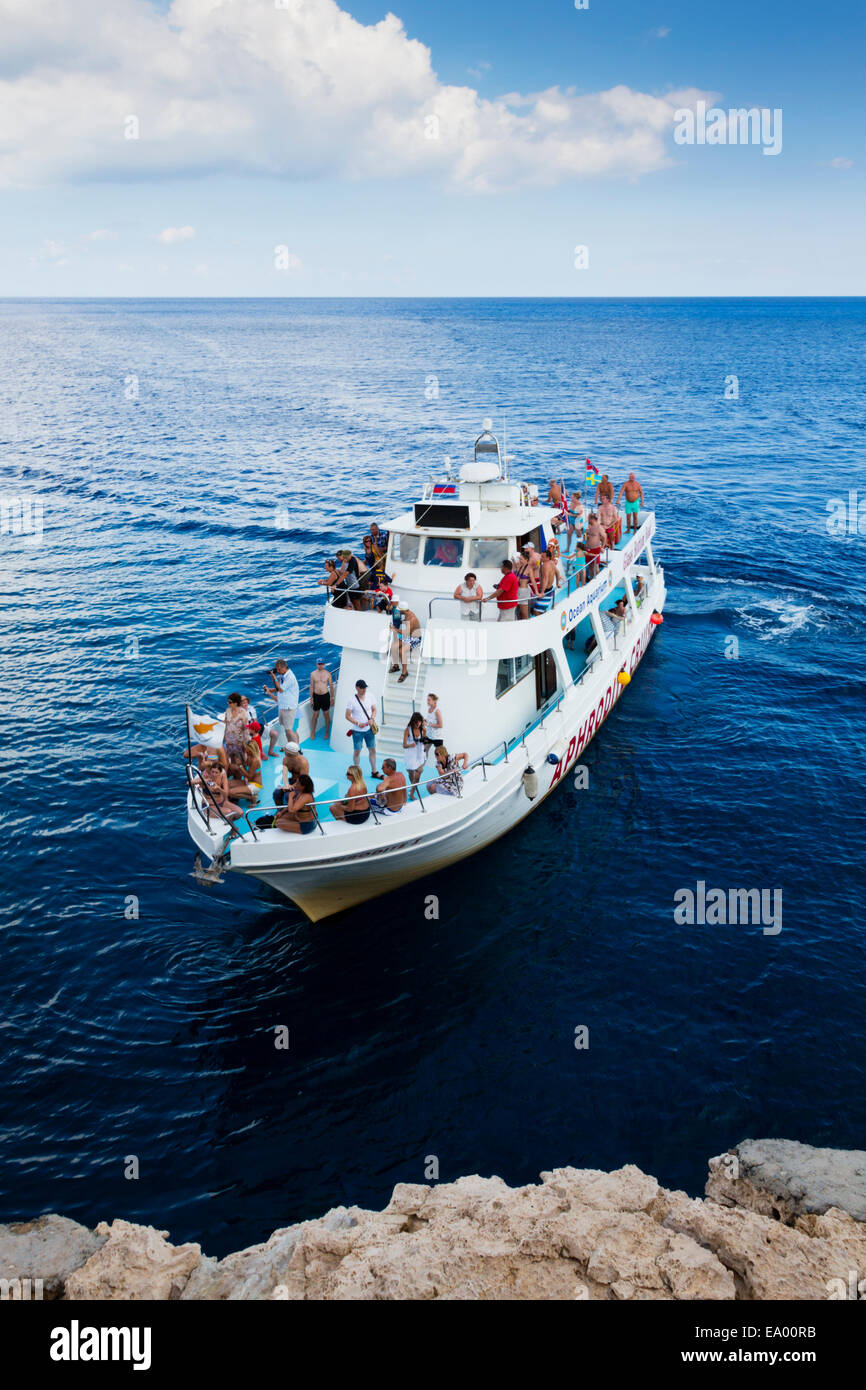 Chypre journée bateau de croisière au large du cap Greco. Banque D'Images