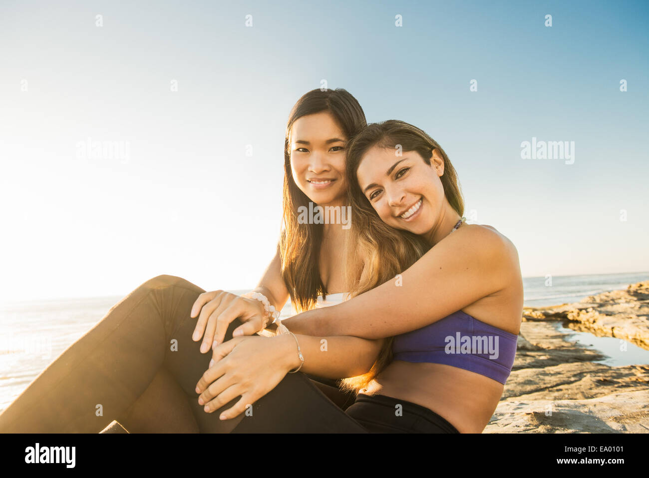 Les jeunes femmes à la plage de Windansea, La Jolla, Californie Banque D'Images