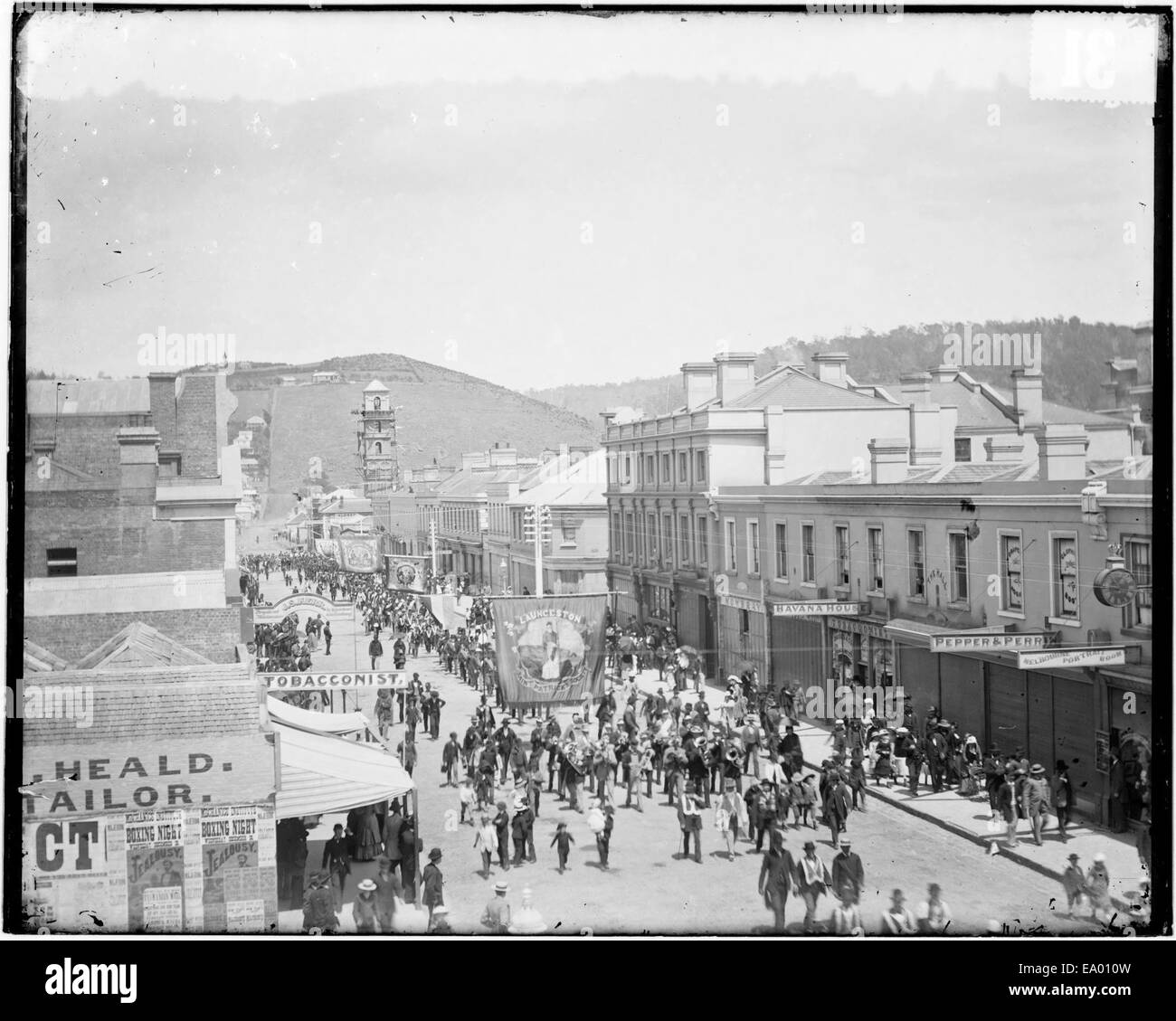 Procession dirigée par la Saint Patrick Society sur la rue St John à Launceston vers 1900. L'événement met en lumière les célébrations culturelles et religieuses, une tradition commune au début du XXe siècle en Tasmanie. Banque D'Images
