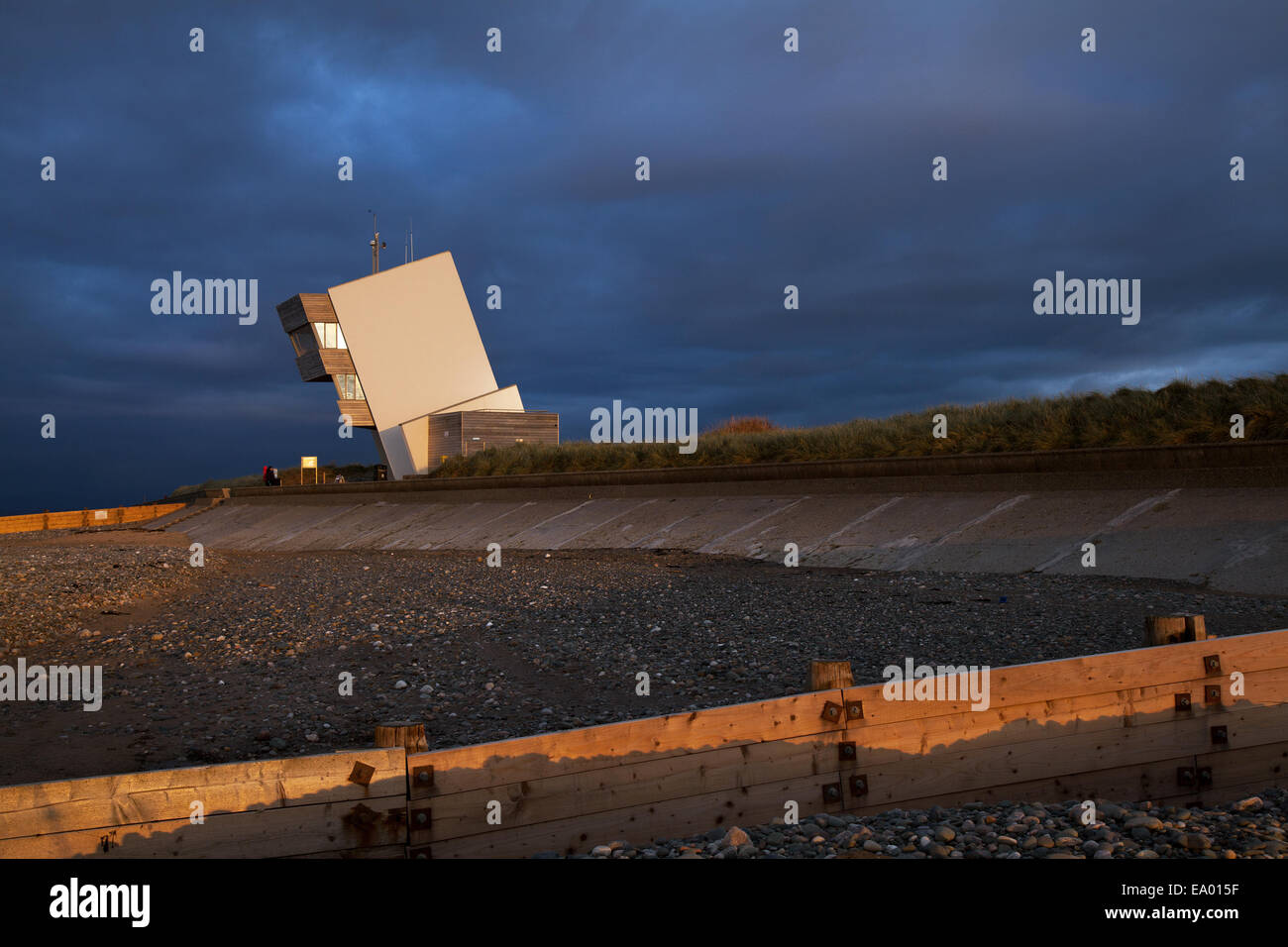 Rossall, Fleetwood, le 4 novembre, 2014. Météo britannique. Point Rossall Tour d'observation est situé sur le coin sud-ouest de la baie de Morecambe. La baie est aussi dangereuse que tout autour des îles britanniques ayant un marnage de 10 mètres, tandis que les bancs de sable découverte à l'eau sont à découvert pendant deux miles et demi, toujours sur la route en laissant les banques de sable qui s'élèvent au-dessus des 2 mètres par endroits. Les ravines qui entrecoupent les banques, remplir rapidement comme la marée revient fréquemment, coupant la imprudents. Credit : Cernan Elias/Alamy Live News Banque D'Images