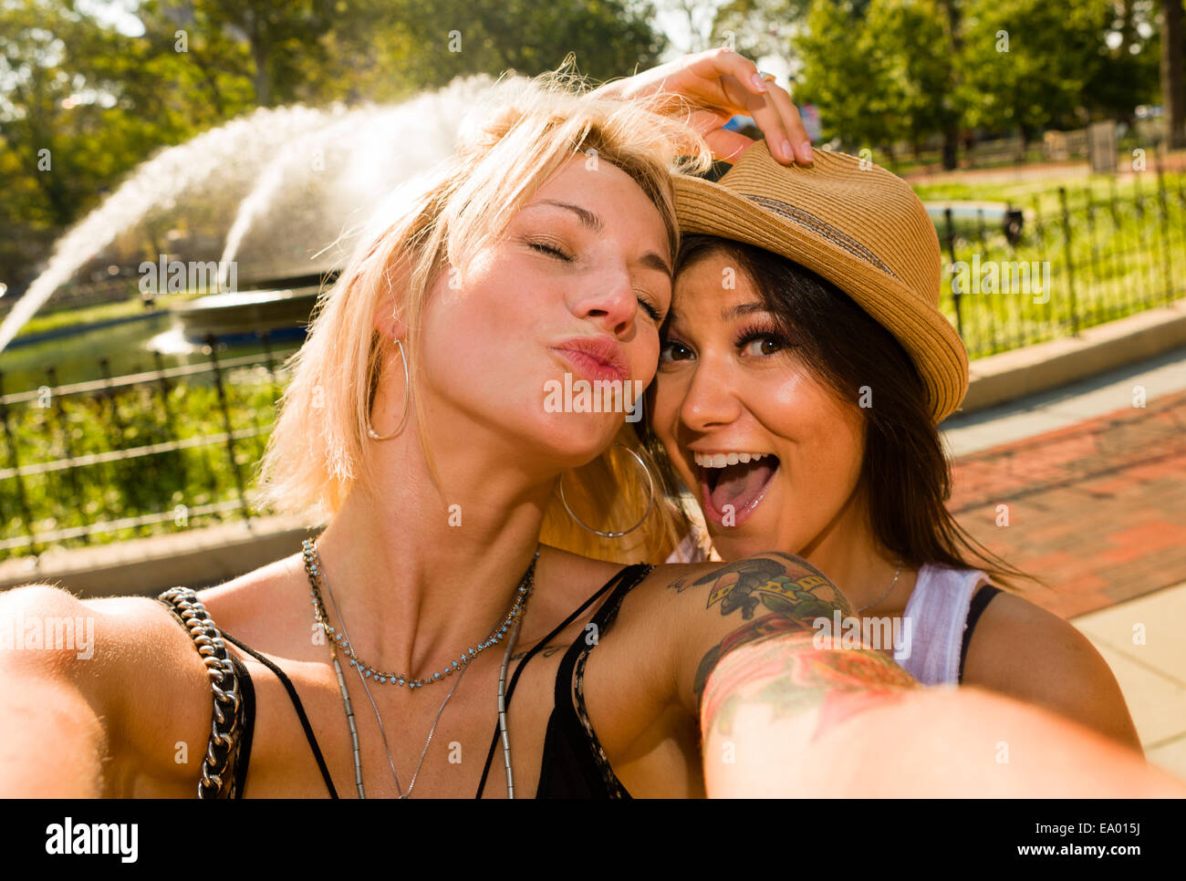 Deux jeunes femmes prenant en selfies park Banque D'Images