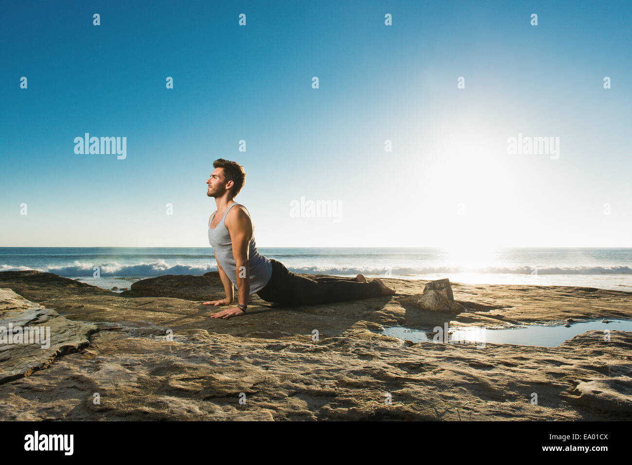 Cobra yoga pose, plage de Windansea, La Jolla, Californie Banque D'Images