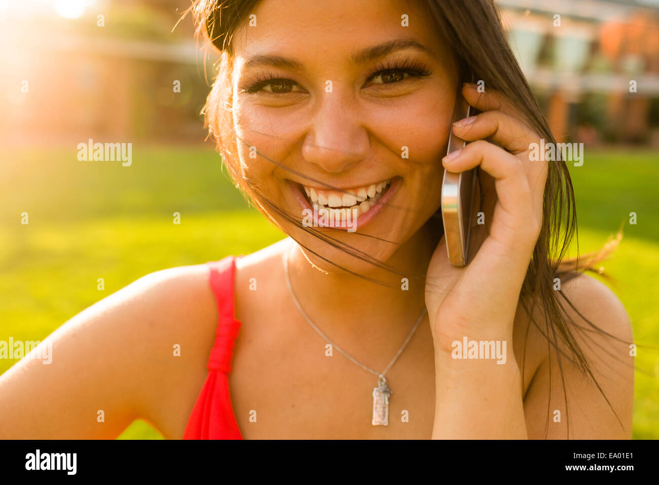 Portrait of young woman chatting on smartphone Banque D'Images
