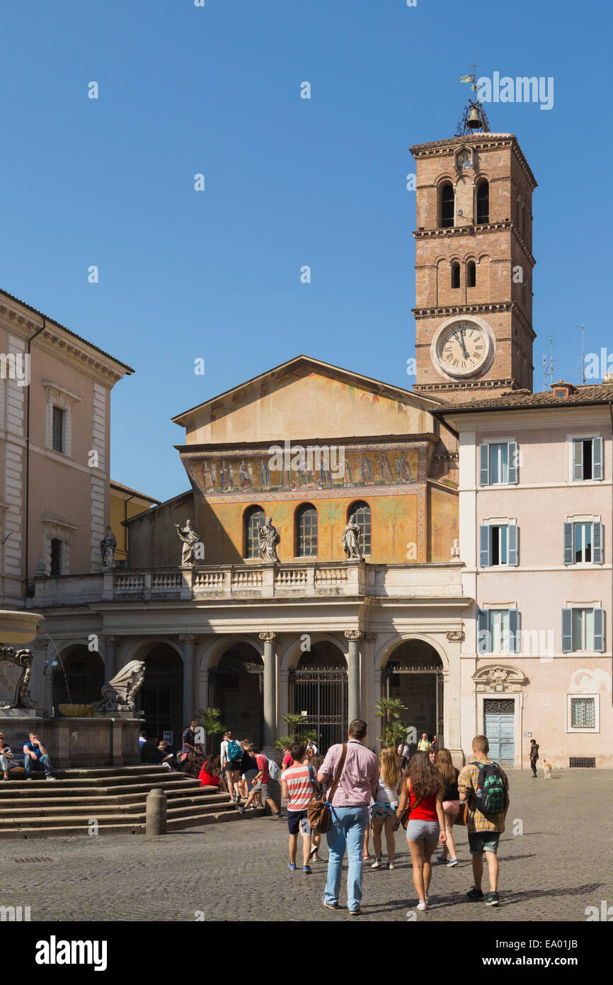 Rome, Italie. Basilique Santa Maria in Trastevere vu de la place du même nom. Banque D'Images