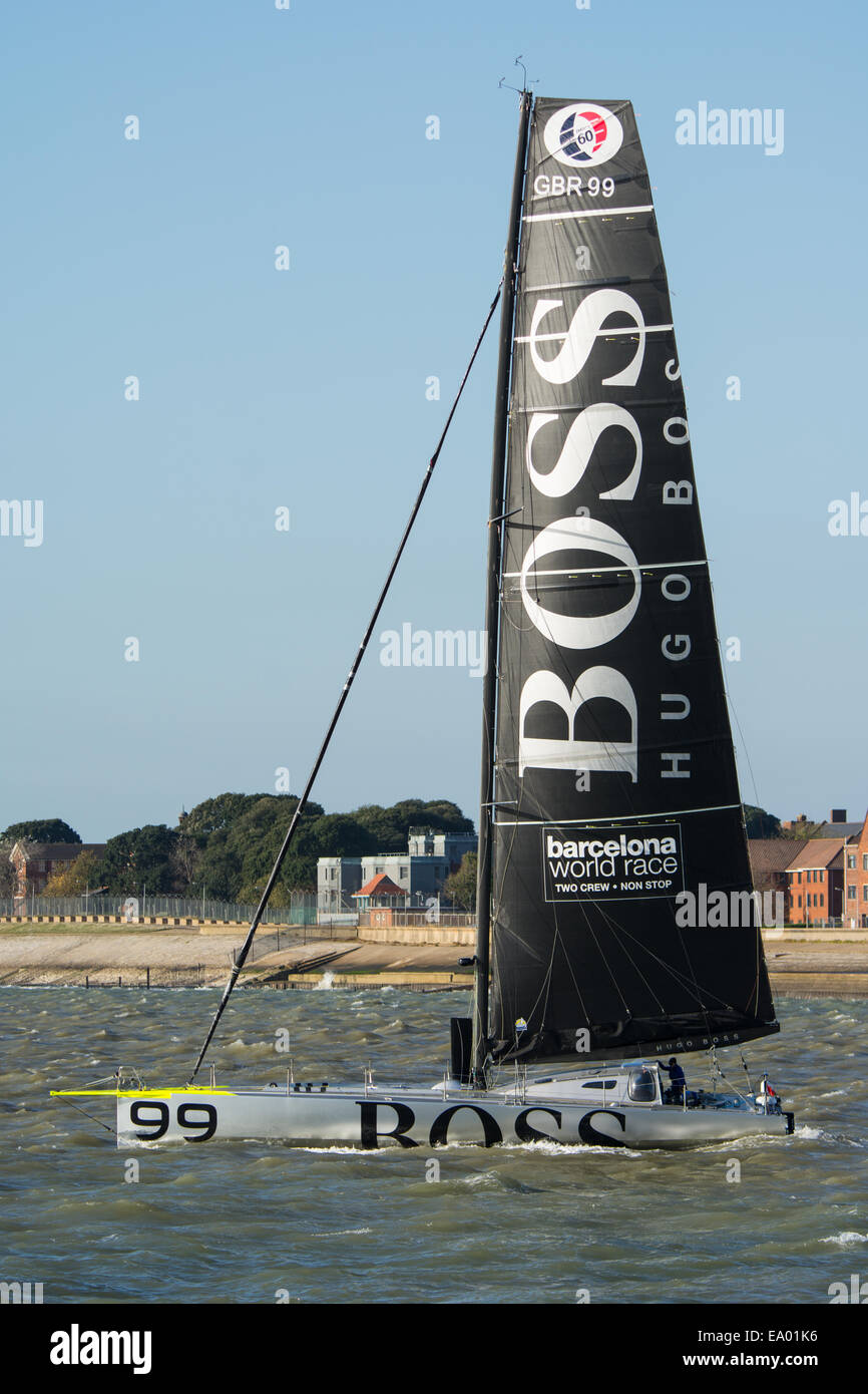L'océan bateau de course, Hugo Boss, dirigé par Alex Thomson, au départ de Gosport et entre dans le Solent pour les essais en mer. Banque D'Images