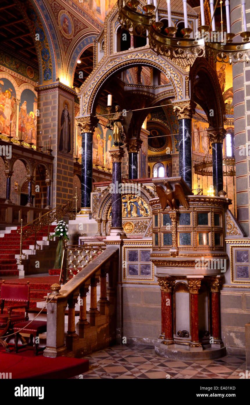 Basilique Saint Pierre et Paul au Dom Ter square, Pecs Hongrie Baranya county South Transdanubia. Vue de l'intérieur, l'autel principal. Banque D'Images