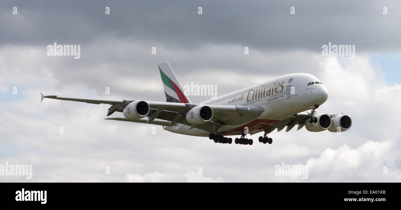 Airbus A380-800 Emirates, l'atterrissage à l'Aéroport International de Manchester. Banque D'Images