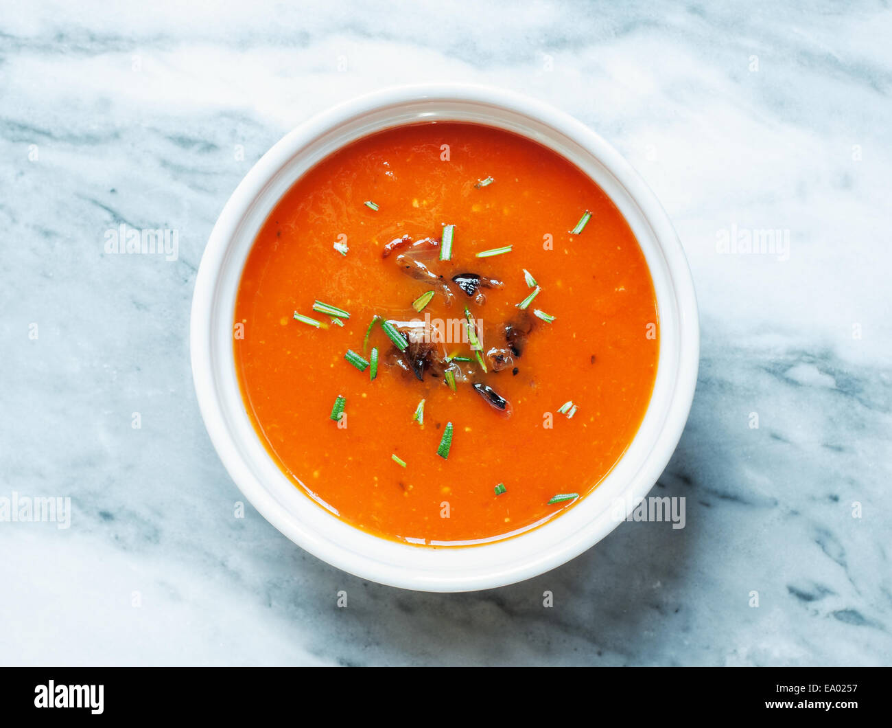 Bol de soupe aux tomates fraîches bio Banque D'Images