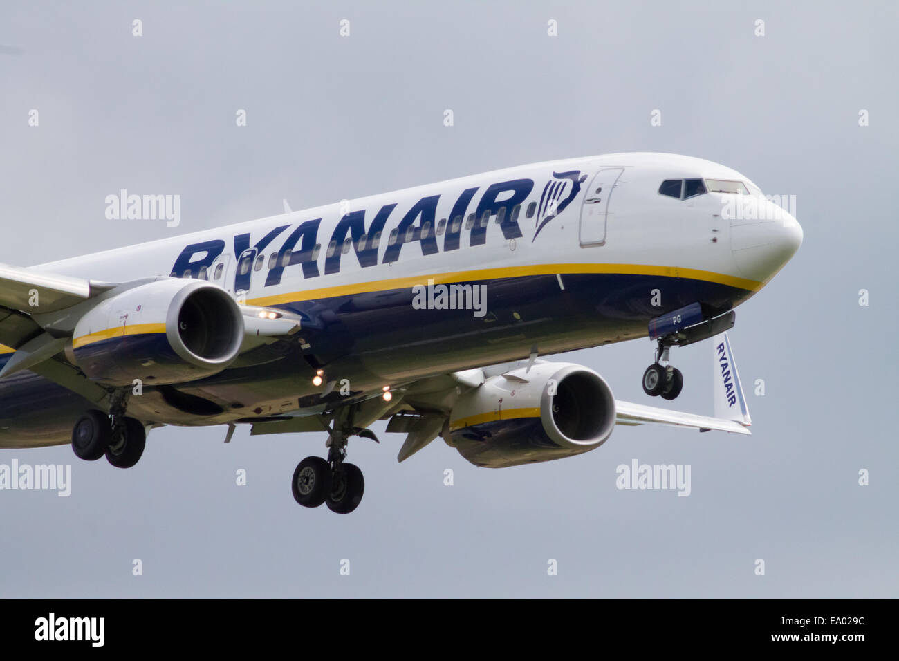 Boeing 737-800 de Ryanair à l'atterrissage de l'Aéroport International de Manchester. Close up photo d'avion à l'atterrissage. Banque D'Images