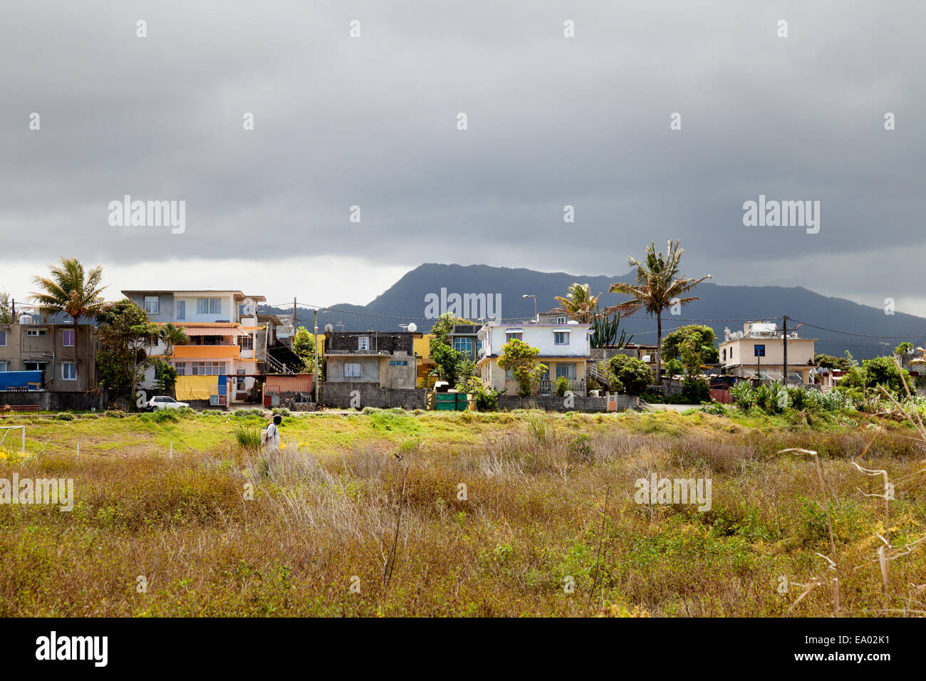 Le paysage, y compris les montagnes et les maisons de tous les jours dans le centre de l'Ile Maurice, Banque D'Images