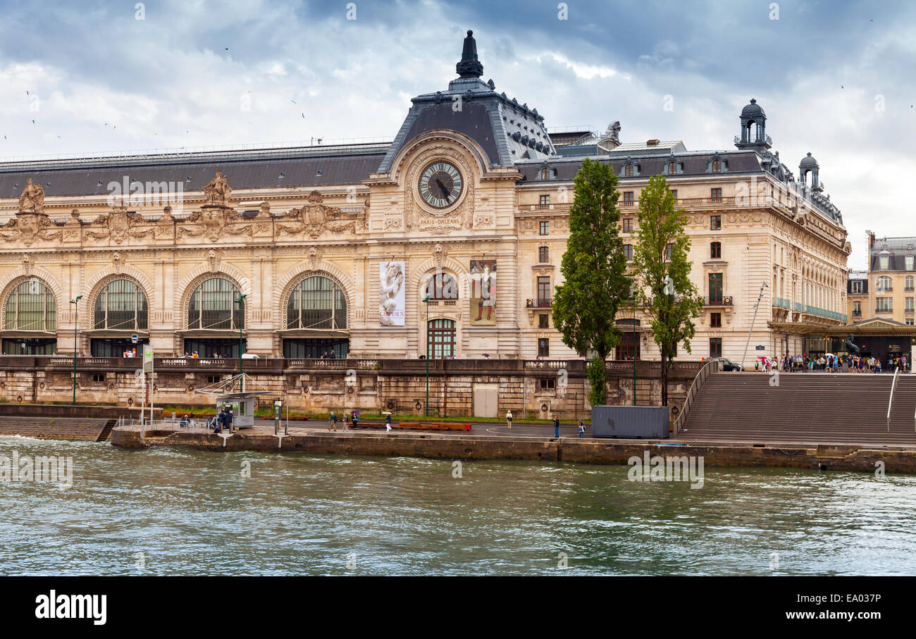 Paris, France - 07 août 2014 : la côte de la rivière Seine, façade de l'Orsay Musée d'art moderne à Paris, France Banque D'Images