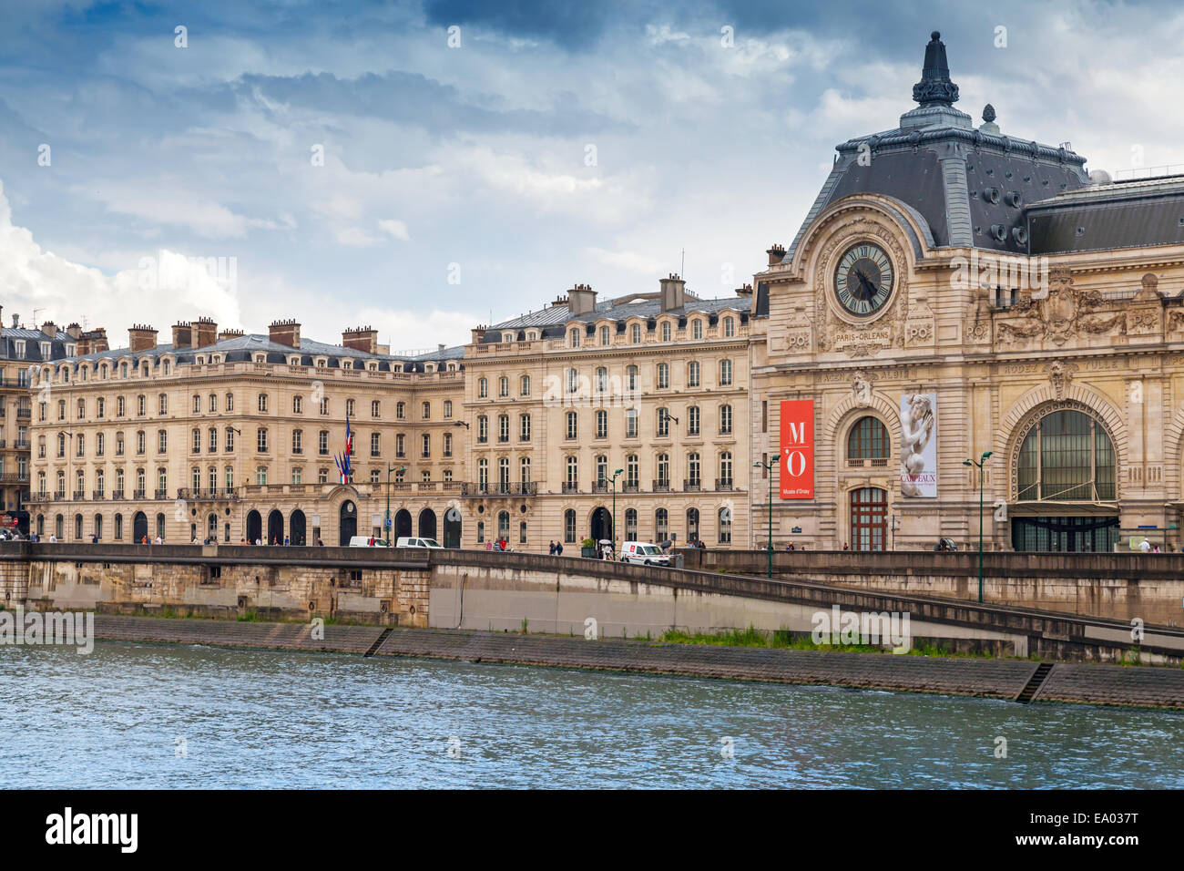 Paris, France - 07 août 2014 : Seine River View, façade de l'Orsay Musée d'art moderne à Paris, France Banque D'Images