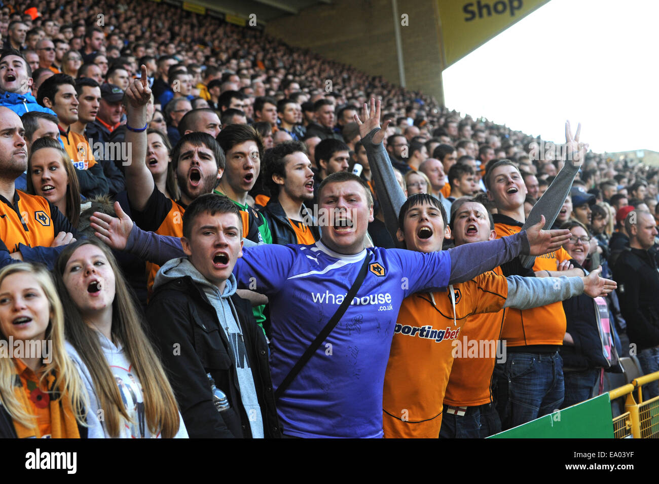 Les supporters de football fans foule scandant regarder match Wolverhampton Wanderers fans Uk Banque D'Images