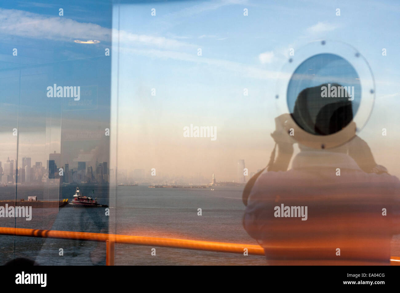 Réflexion sur le bateau de Staten Island. La promenade le long du pont de Brooklyn est bien connu, mais ce n'est pas tant le Staten Isla Banque D'Images