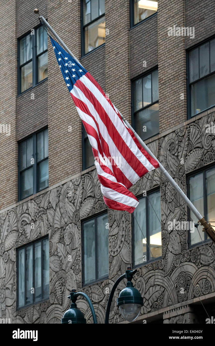 Terra-cotta sur la Frise Chanin Building, New York. L'évolution en laiton sur la Frise Chanin Building, New York. L Chanin Building est une bri Banque D'Images