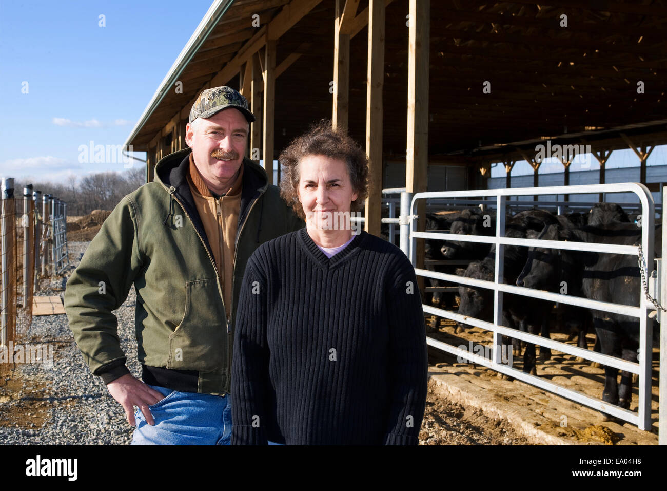 Mari et femme - Élevage de bovins posent devant leur étable / près de Conestoga, Pennsylvania, USA. Banque D'Images