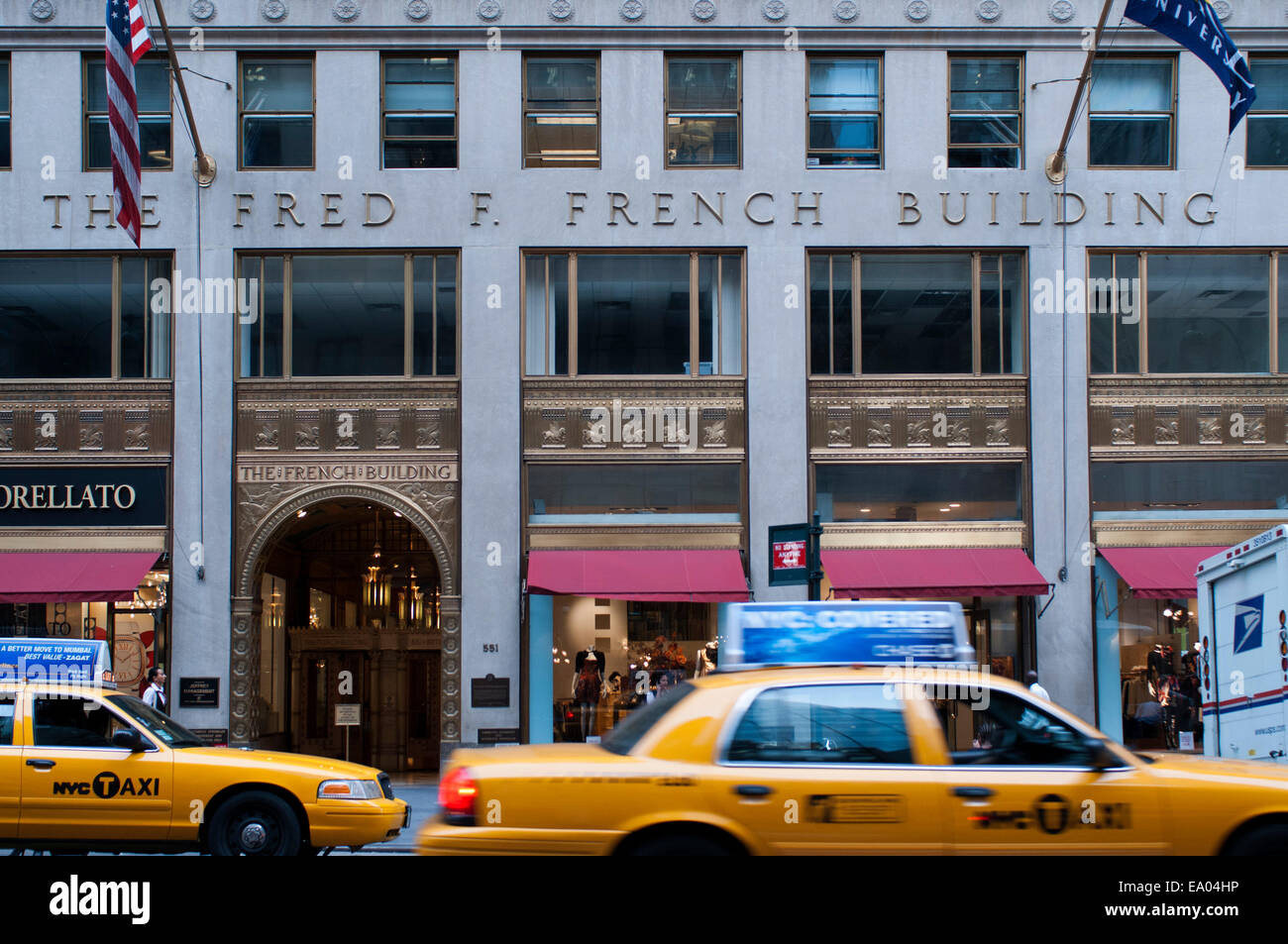 Des taxis (cabines) en face de l'édifice français Fred F., Cinquième Avenue, New York City, États-Unis d'Amérique. Le Français Fred F. Banque D'Images