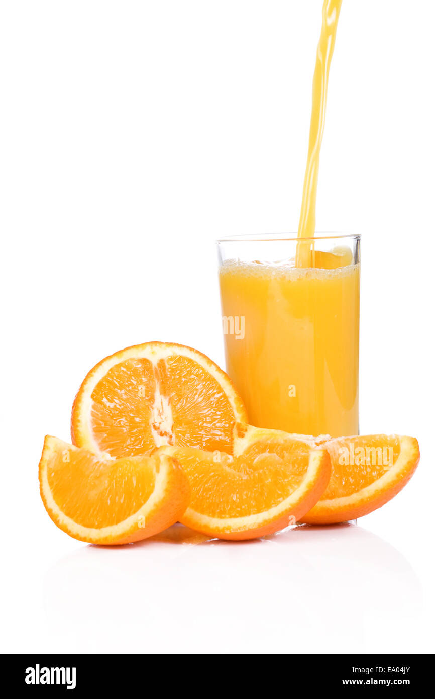 Découlant du jus d'orange et blanc à Banque D'Images