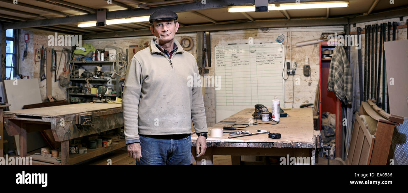 Portrait d'un ébéniste dans son environnement de travail Banque D'Images