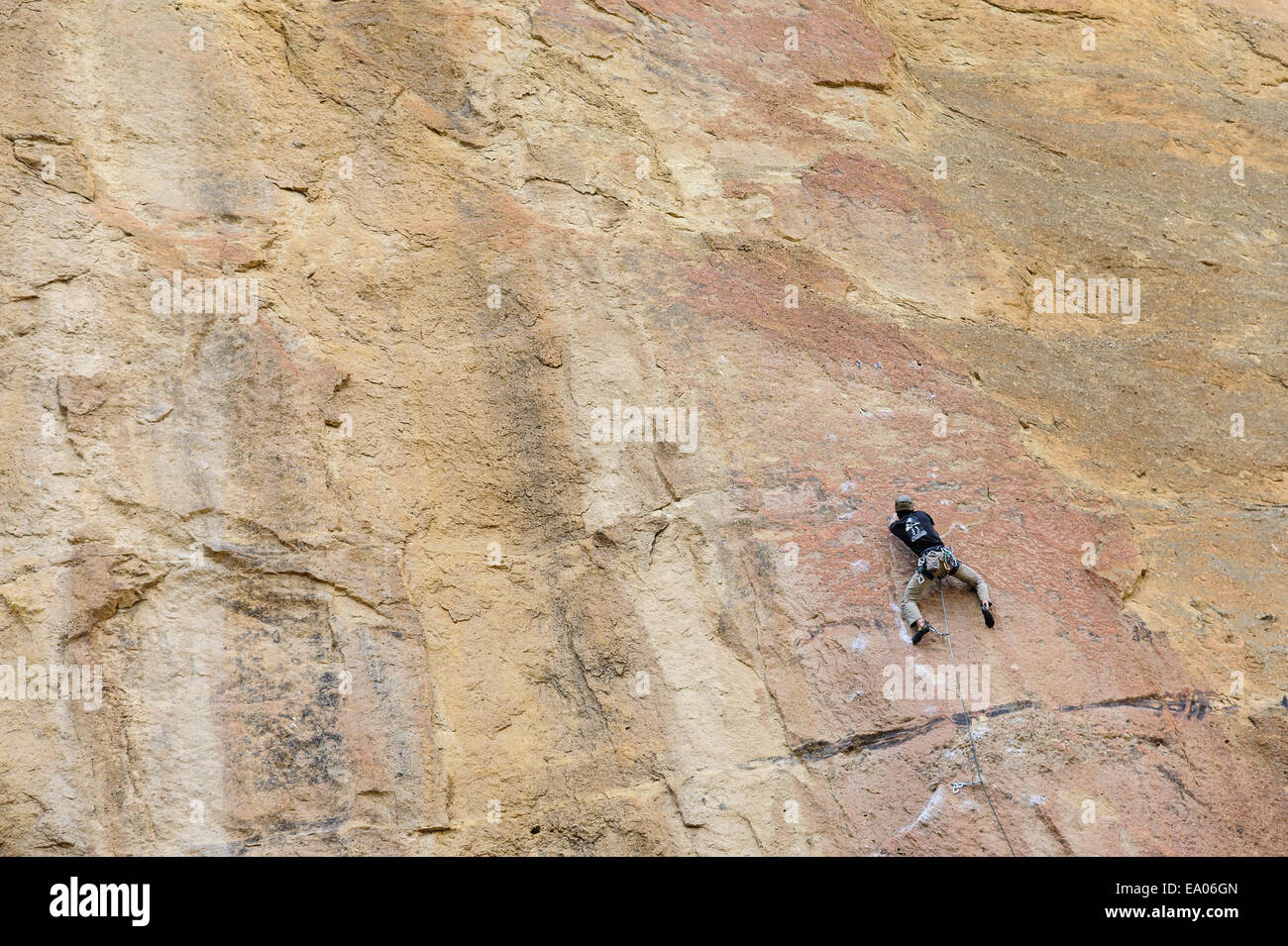 Un alpiniste monte une falaise à Smith Rock dans l'Oregon, USA Banque D'Images