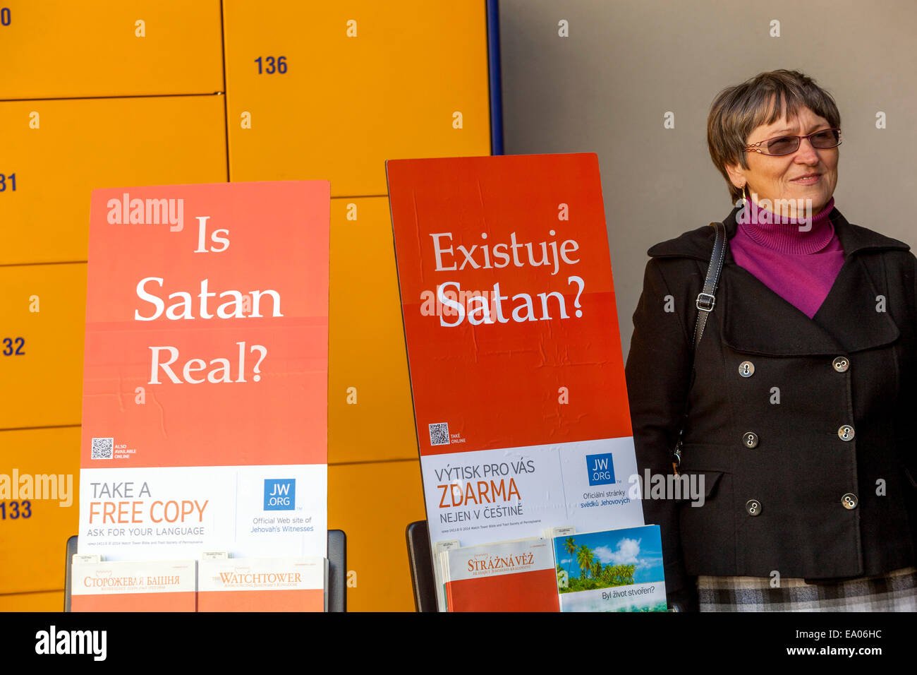 Les témoins de Jéhovah dans la rue dans le centre de Prague Banque D'Images