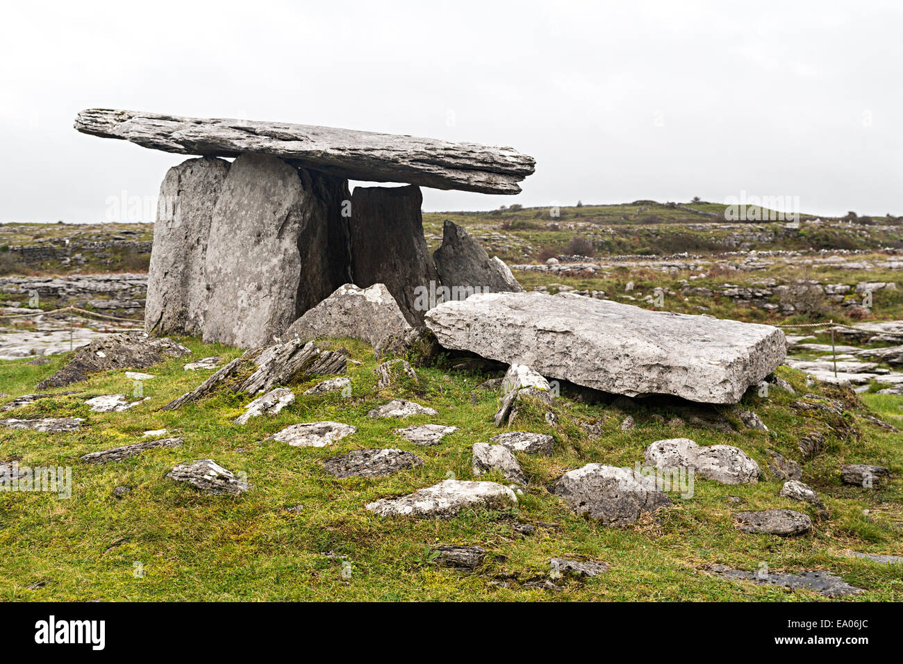 Chambre funéraire de Poulnabrone, le Burren, comté de Clare, Irlande Banque D'Images