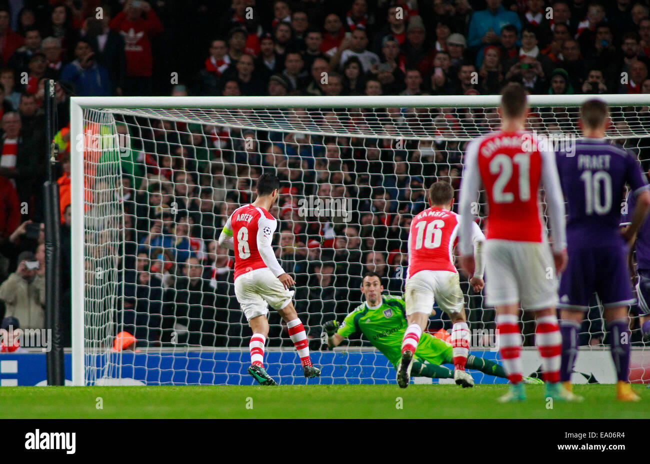 Londres, Royaume-Uni. 08Th Nov, 2014. Mikel Arteta d'Arsenal marque un mort au cours de l'UEFA Champions League correspondre entre Arsenal à partir de l'Angleterre et l'Anderlecht de Belgique a joué à l'Emirates Stadium, le 04 novembre, 2014 à Londres, en Angleterre. Credit : Mitchell Gunn/ESPA/Alamy Live News Banque D'Images