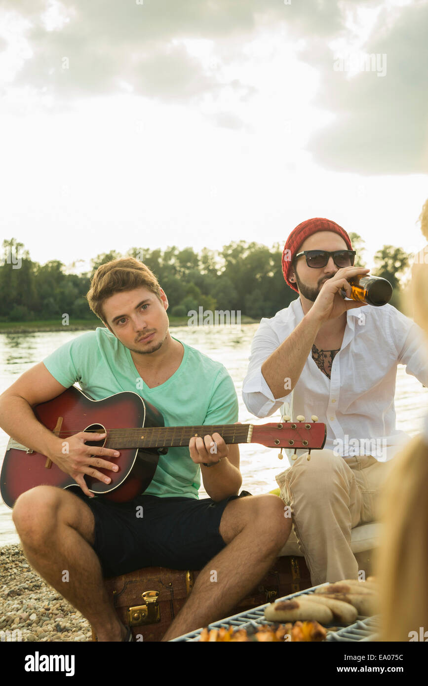 Young man playing guitar Banque D'Images