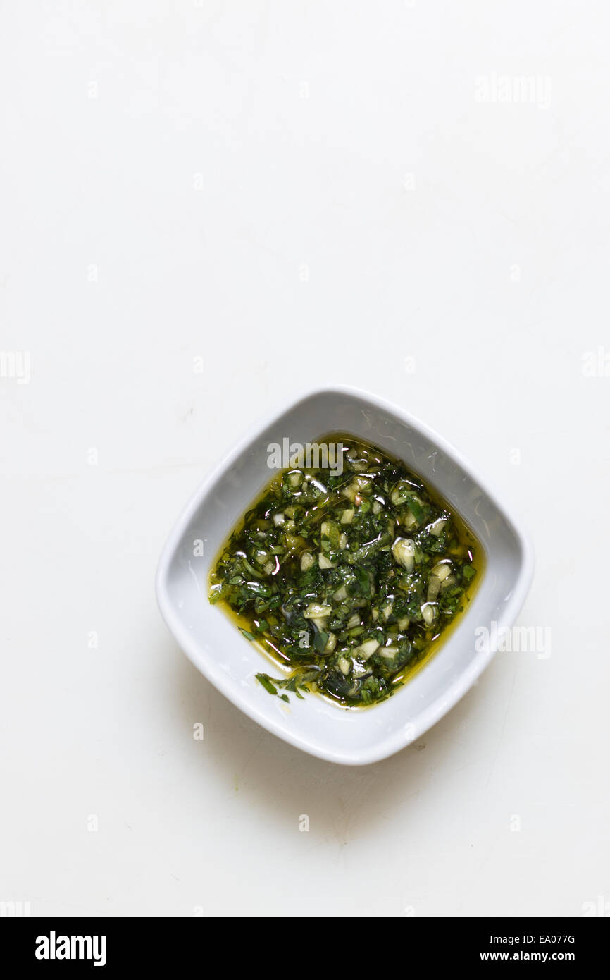 La sauce pesto dans un bol sur fond blanc simple Banque D'Images