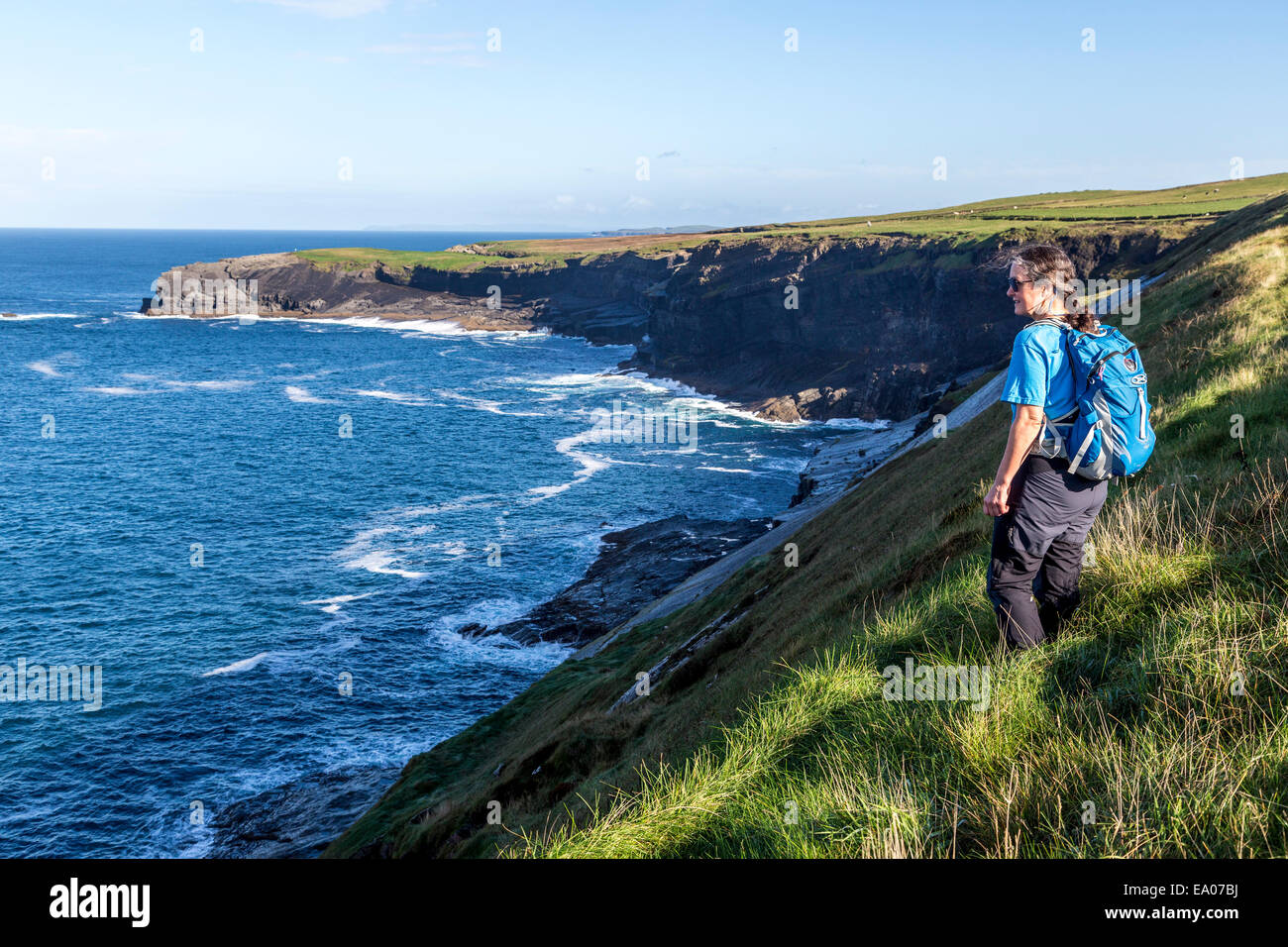 Female hiker sur la section de la côte de Loop Head, Comté de Clare, Irlande Banque D'Images