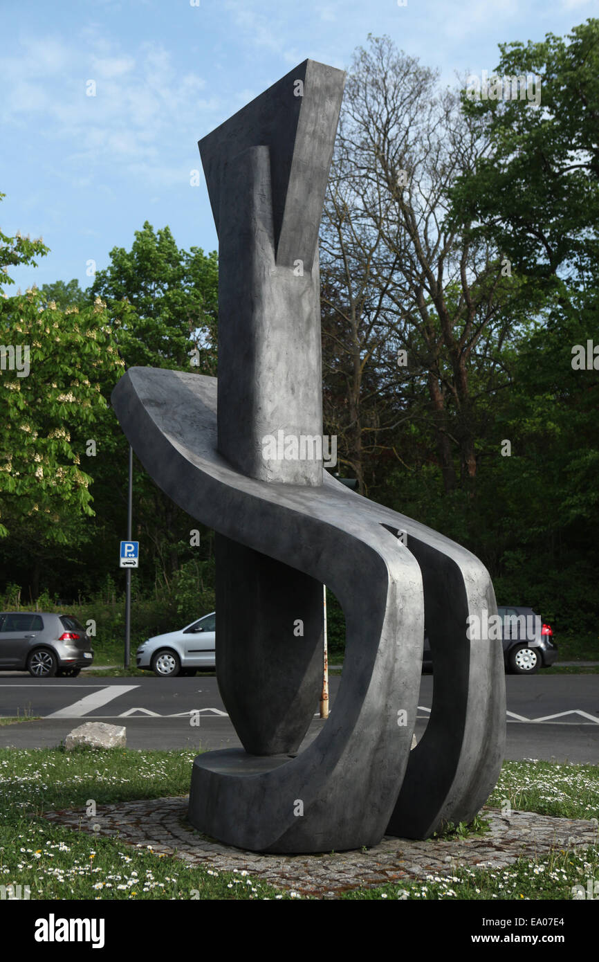 Mémorial à mort par bombardement par le sculpteur russe Vadim Sidur en face de l'église Saint John's à Würzburg, en Bavière, Allemagne. Banque D'Images