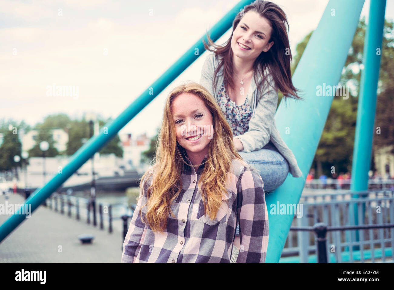 Portrait de deux jeunes femmes best friends smiling Banque D'Images