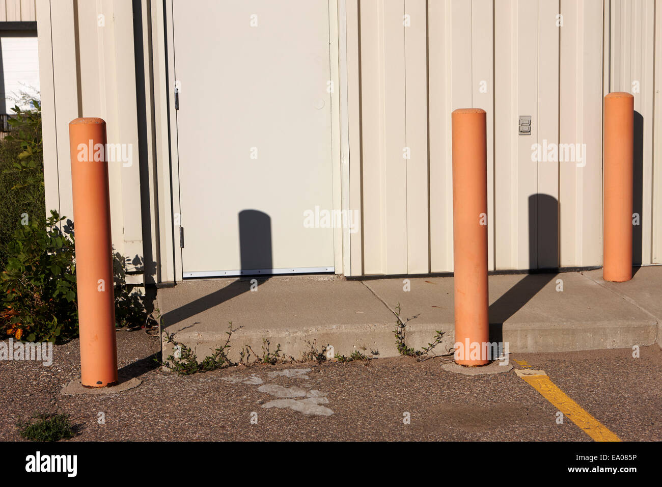 Bornes en acier dans un parking à l'extérieur d'un bâtiment industriel Canada Saskatchewan entrée Banque D'Images